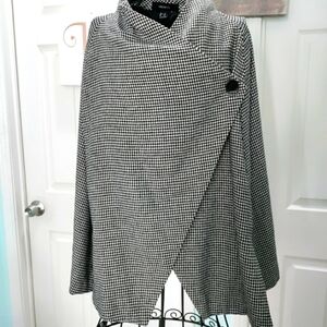 Elegant Black and White Houndstooth Cape Forever21